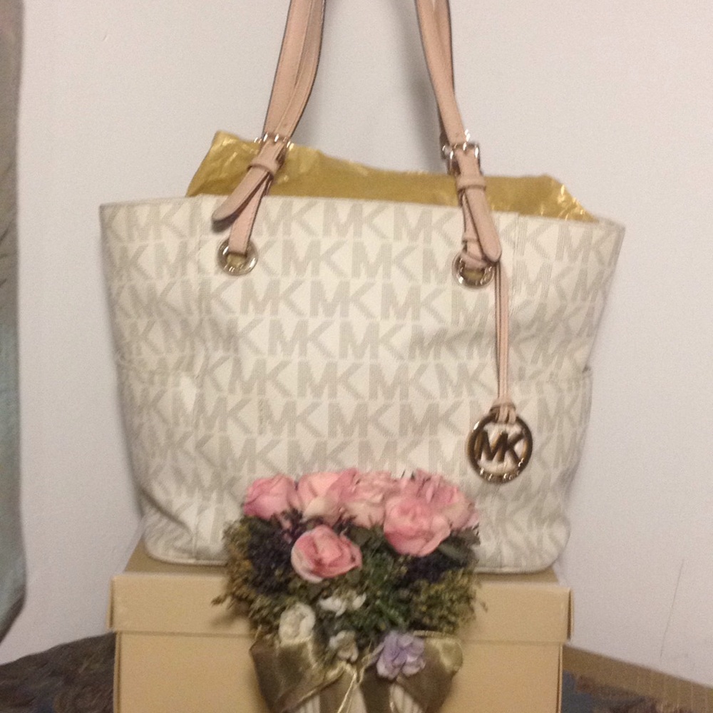 ❤ITEM SOLD❤MK VANILLA JET SET TOTE